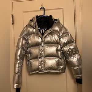 Aritzia Super Puff Shorty Size Medium